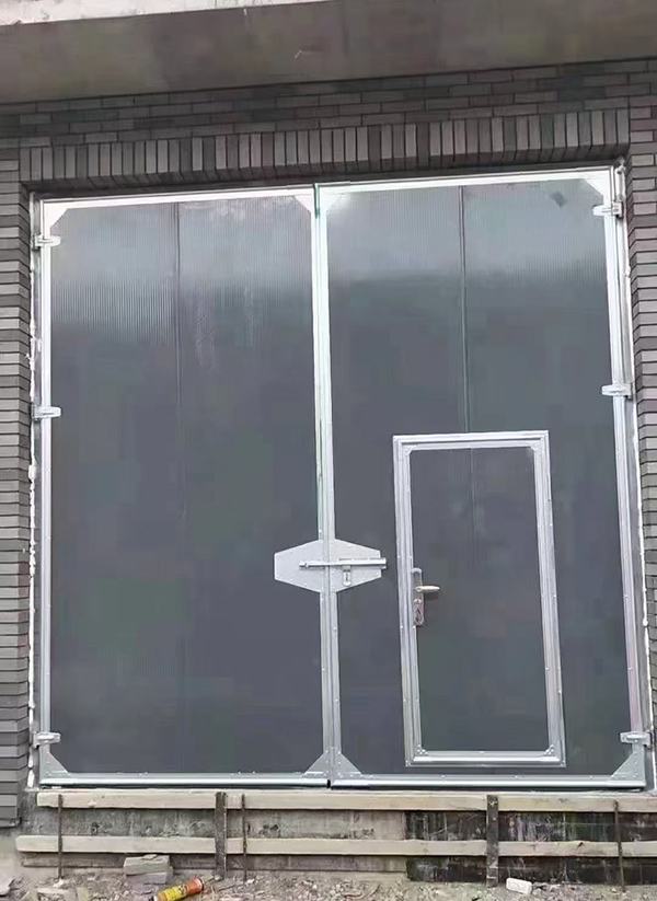 眉县工业平开门在大型设备制造车间的应用实例